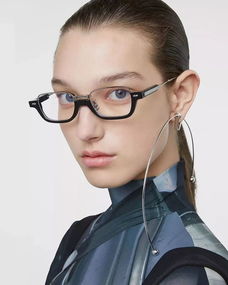 哥哥們，請用眼鏡“殺”我——論眼鏡的魅力與符號學(xué)